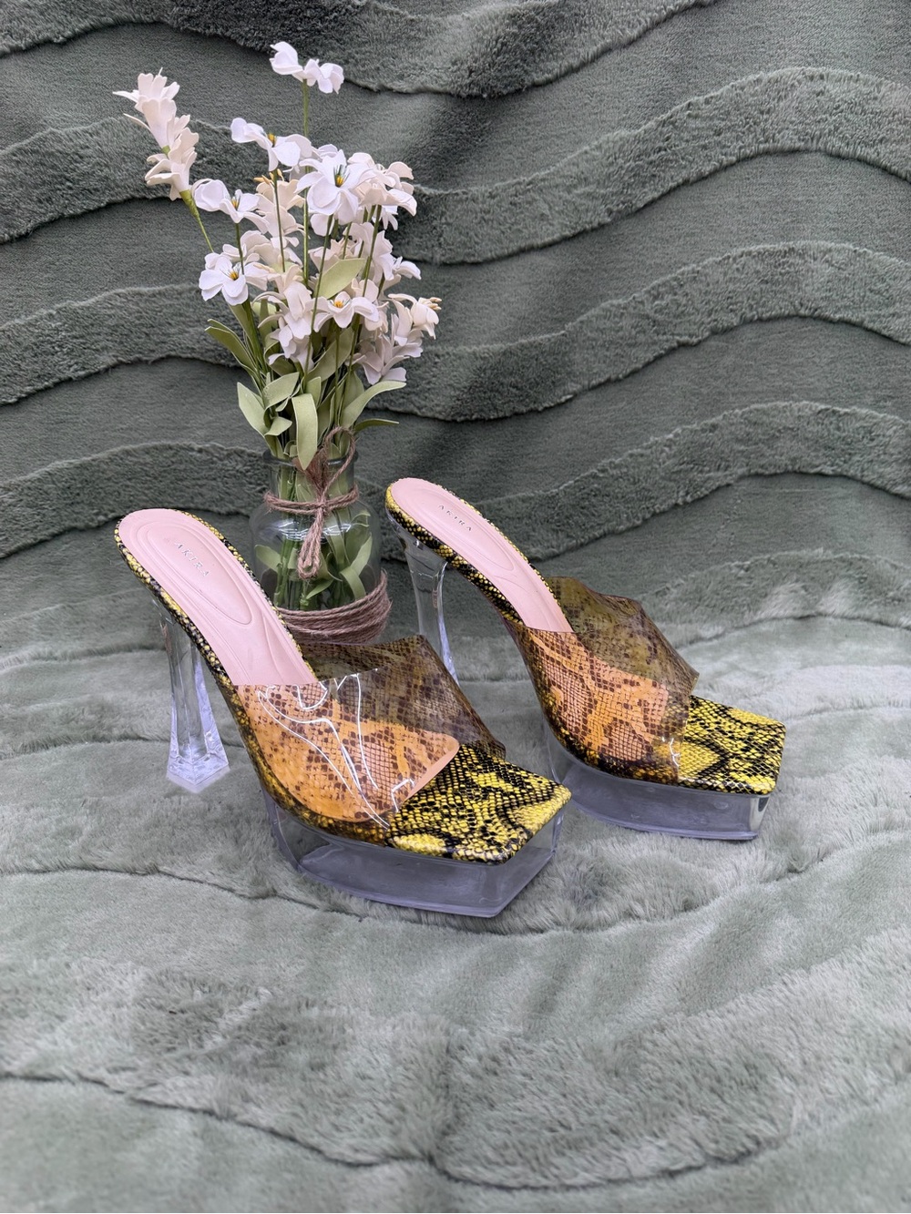 Women Akira pumps